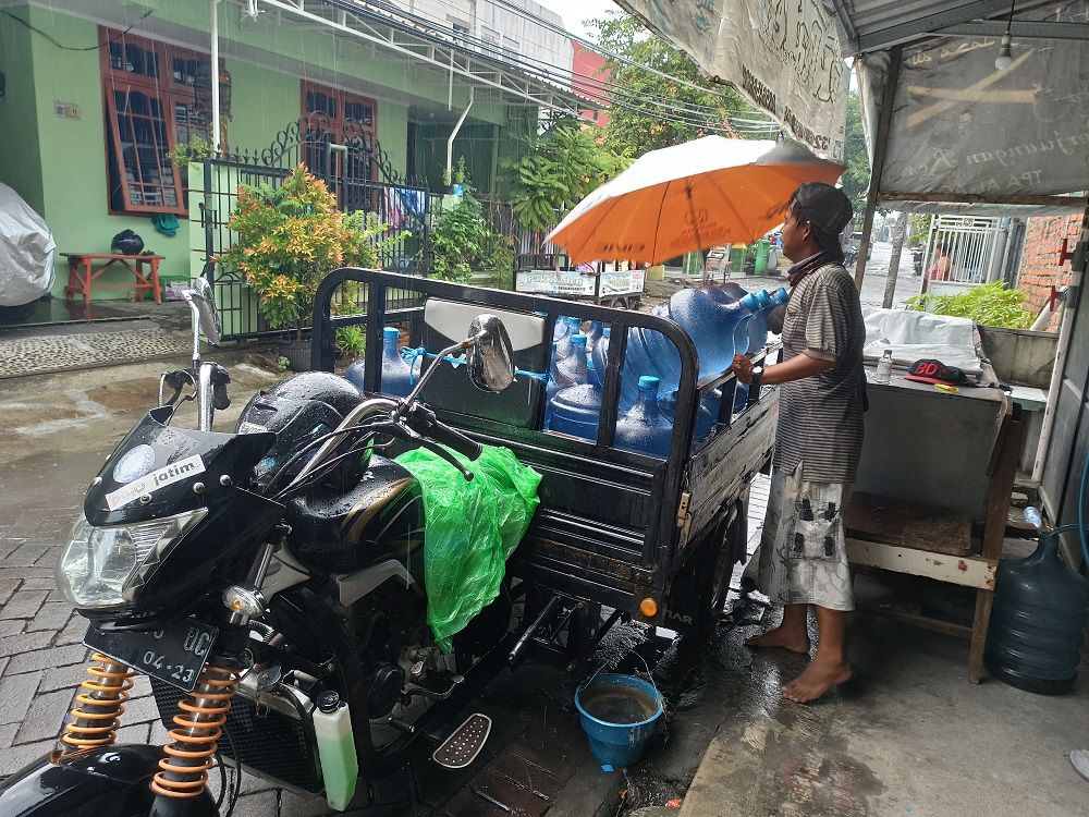 Penjual air galon yang pasrah dengan kondisi pandemi corona dikala PSBB jilid II. SP. Jem