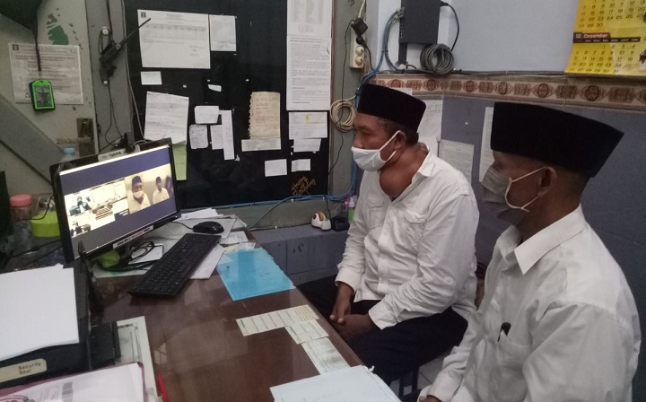 Kedua terdakwa saat menjalani sidang secara online dari dari Lapas Pasuruan, kemarin.
