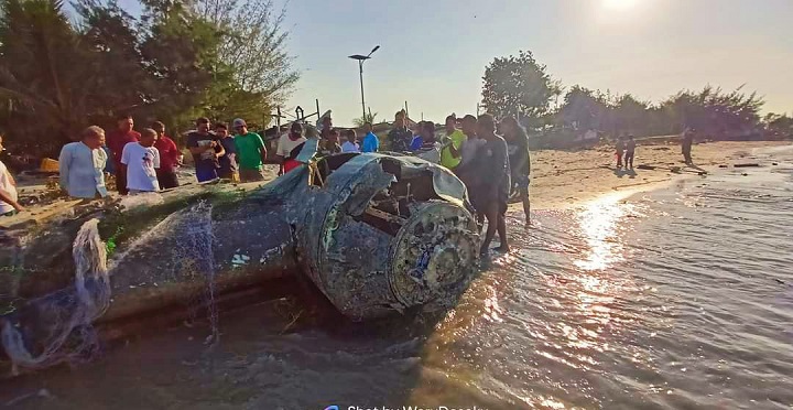 Beginilah kondisi bangkai pesawat yang berhasil dibawa ke bibir pantai, usai nyangkut ke jaring milik nelayan Lamongan. SP/MUHAJIRIN KASRUN