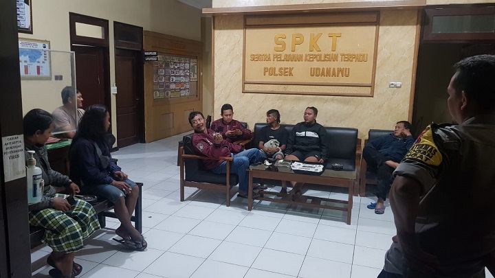 Kedua pelaku saat diamankan petugas. SP/Lestariono