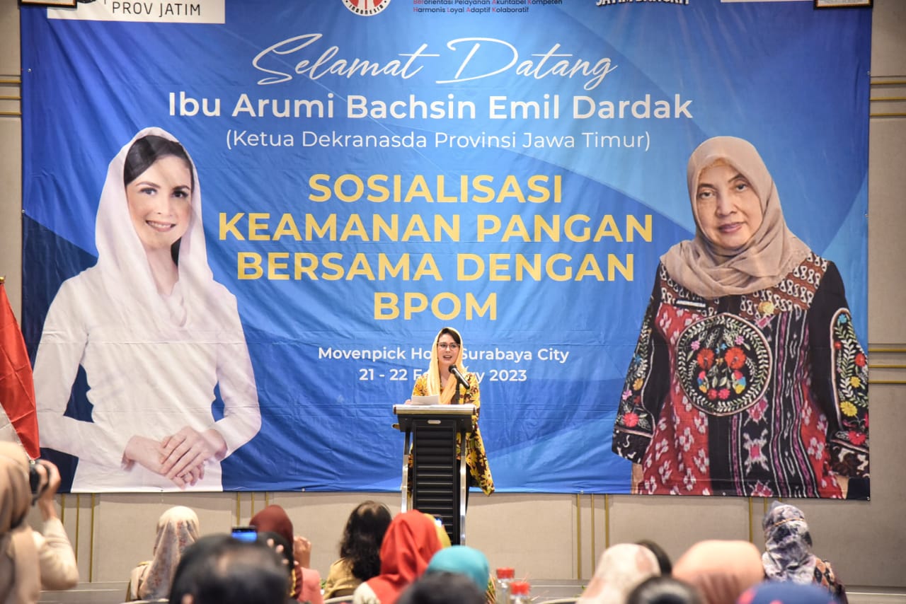 Ketua Dekranasda Jatim Arumi Bachsin Emil Dardak saat membuka Sosialisasi Keamanan Pangan Bersama BPOM di Hotel Movenpick, Jalan Ahmad Yani Surabaya, Selasa (21/2/2023) sore. Foto: Pemprov Jatim.