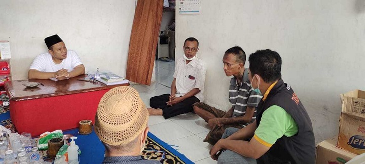 Tenaga Kesejahteraan Sosial Kecamatan (TKSK) beserta Baznas Kota Mojokerto berdiskusi sebelum mengevakuasi "N" ke Griya Cinta Kasih Kutorejo. SP/Dwy AS