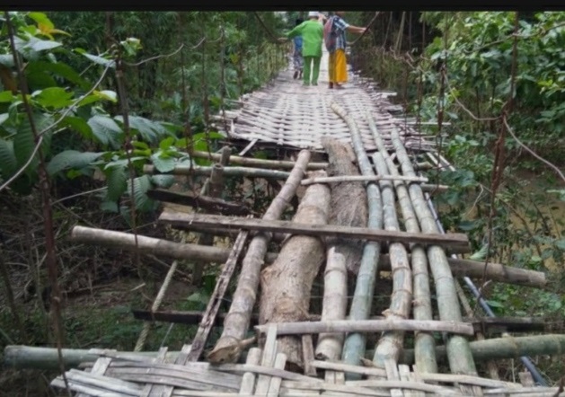 Jembatan desa kemuning rusak parah kurang perhatian dari desa setempat. SP/Gan
