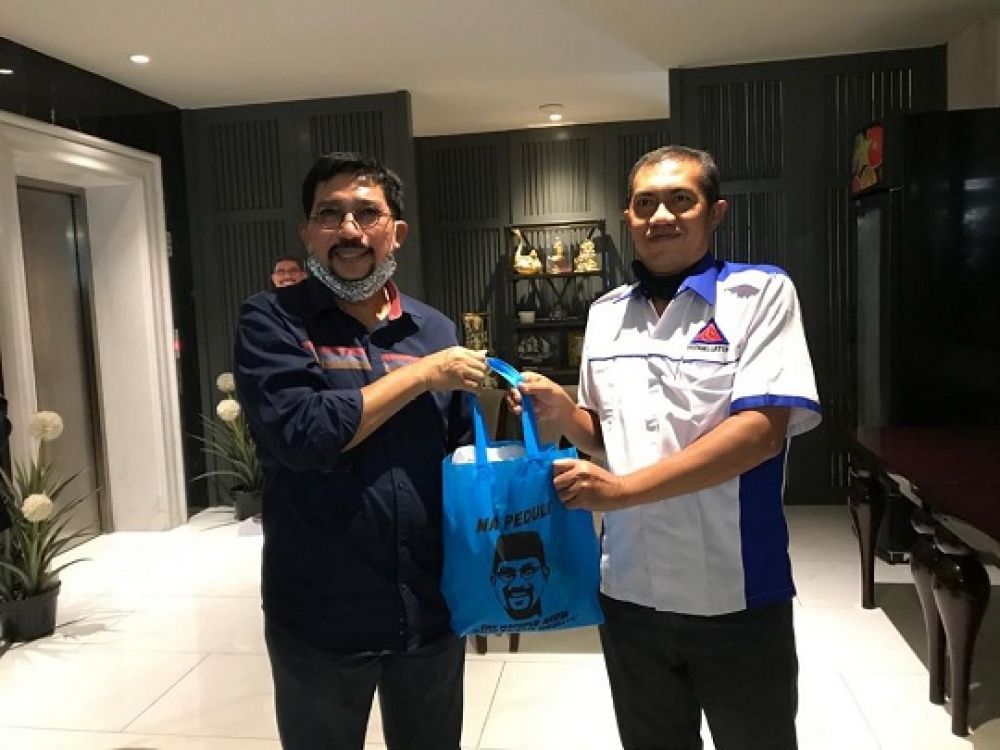 Machfud Arifin bersama Ketua DPP Organisasi Pengusaha Angkutan Pariwisata (ORPAWI) Hariadi Nugroho . SP/ALQ