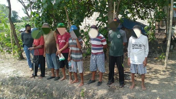 Tujuh orang yang diamankan saat mencari ikan dengan menggunakan setrum. 