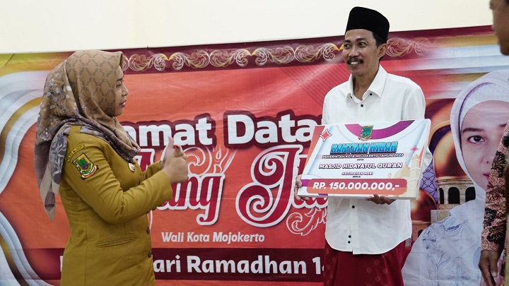 Wali Kota Mojokerto menyerahkan bantuan hibah untuk masjid Masjid Hidayatul Qur'an sebesar 150 juta