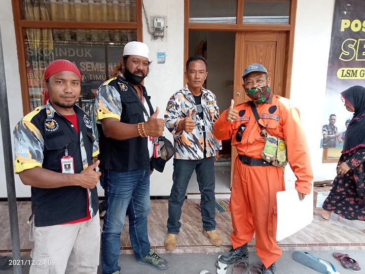 Tim Tagana LSM GMBI saat berada di pengungsian korban erupsi Semeru. SP/AKB