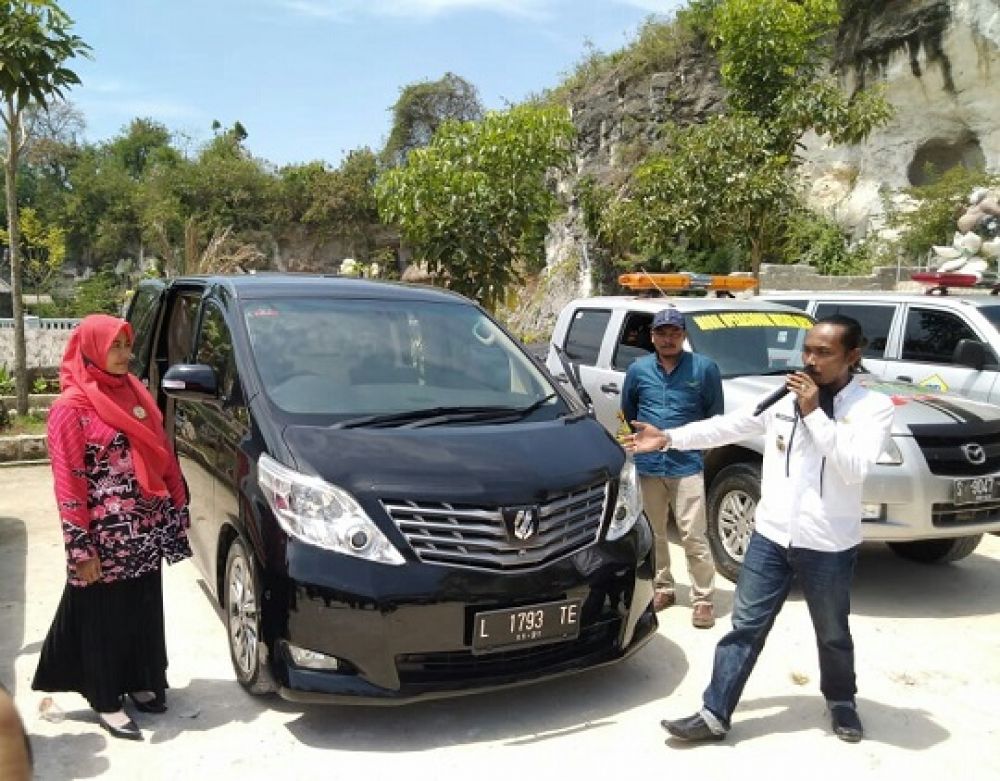 Kades Sekapuk Abdul Halim memamerkan mobil dinas pemdes jenis Alphard di hadapan awak media. SP/M.AIDID