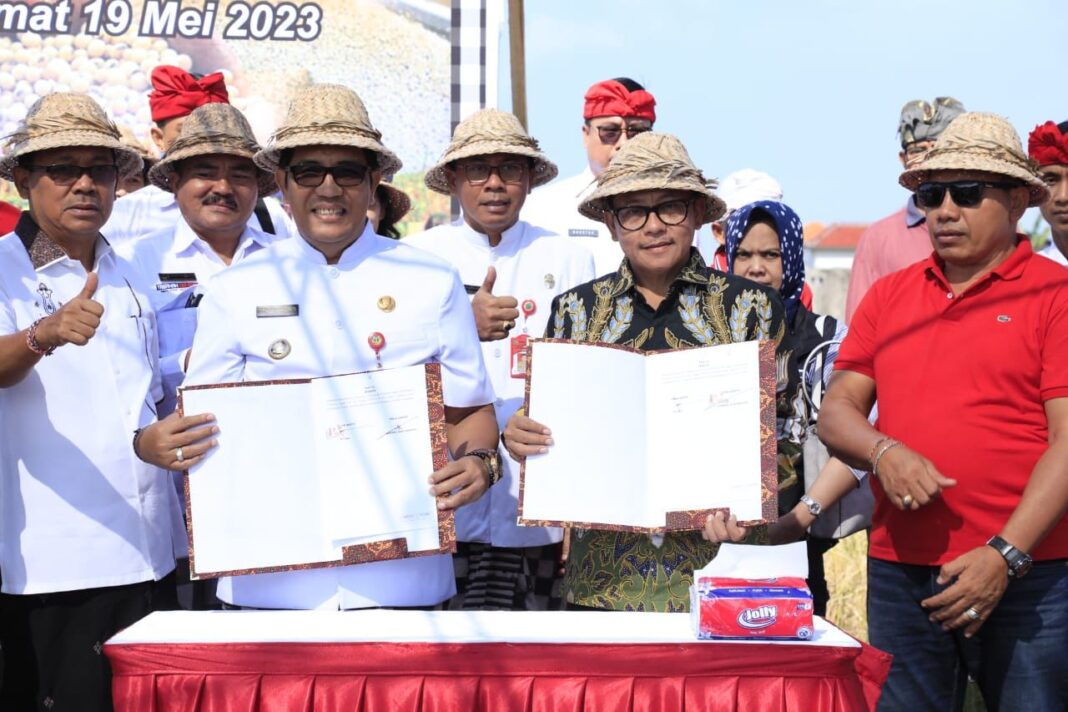 Wali Kota Malang Sutiaji dan Bupati Tabanan I Komang Gede Sanjaya usai penandatanganan MoU. Foto: Pemkot Malang.