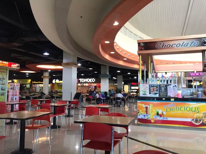 Nampak kondisi mall Royal Surabaya yang sepi pengunjung