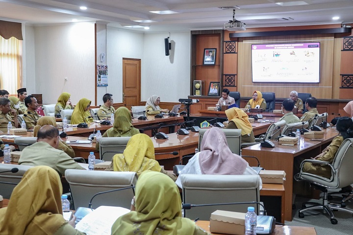 Wabup Gresik Aminatun Habibah saat membuka pelatihan penguatan kapasitas daerah dalam penghapusan kemiskinan ekstrim, pada 5 Desember 2023 bertempat di Kantor Bupati Gresik. SP/Grs