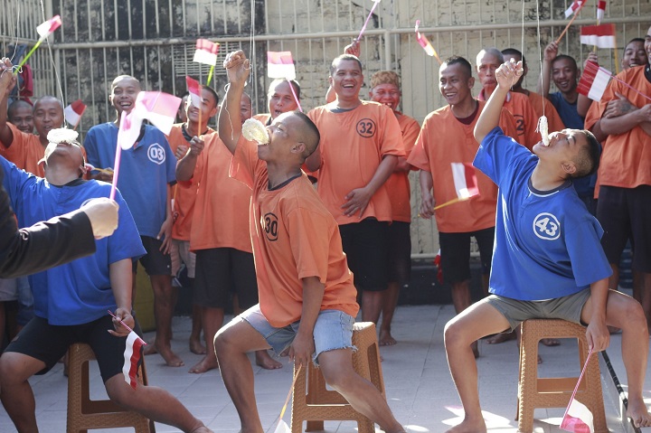 Para tahanan saat mengikuti lomba makan kerupuk. SP/Lestariono