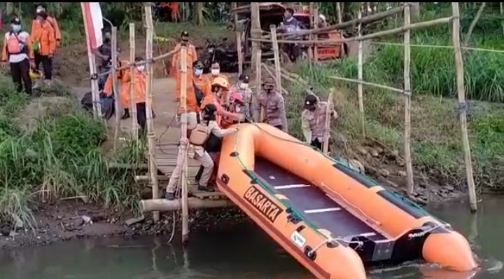 Tim SAR terjunkan peralatan untuk pencarian korban. SP/Hadi Lestariono