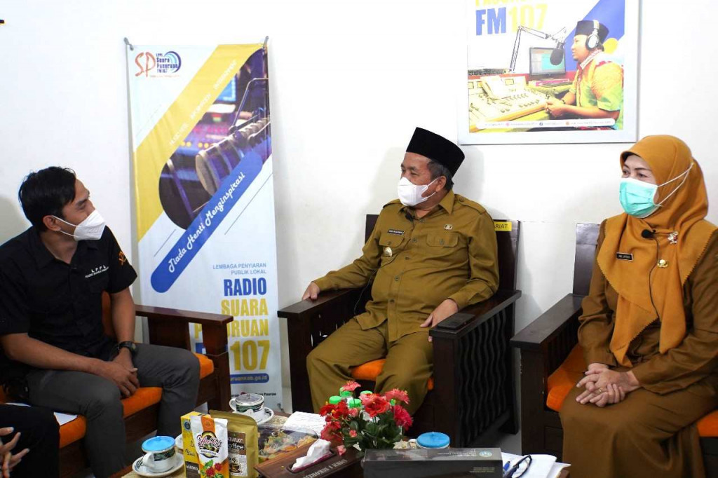 Wabup Gus Mujib dan kadis kesehatan dr. Ani Latifah saat penyampaian program UHC Pasuruan.