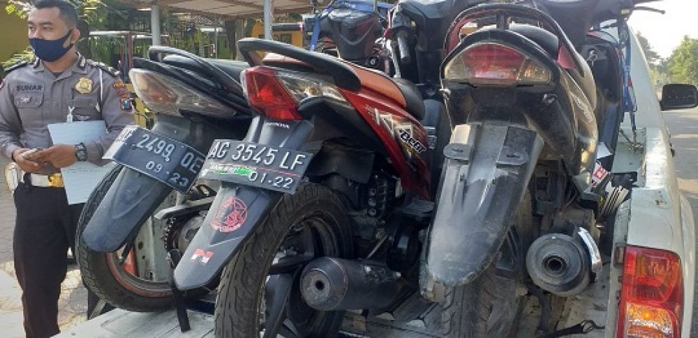 3 Kendaraan roda 2 yang terlibat dkecelakaan diamankan petugas. SP/Les