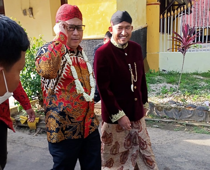 Bupati Sumenep Achmad Fauzi SH, MH bersama Hasto Kristiyanto, selaku Senopati Nusantara, dan (Sekjen PDIP) saat meninjau pameran Keris di Depan Museum Kab. Sumenep. SP/Ainur Rahman