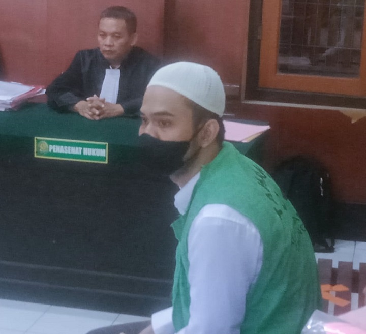 Terdakwa pembunuhan, Nur Huda saat mendengarkan tuntutan JPU, diruang  Kartika 1, PN Surabaya secara offline, Rabu (07/09/2022). SP/Budi Mulyono