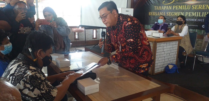 Rangga Bisma ketika beri arahan/tara cara melakukan pemungutan suara pada peserta. SP/Hadi Lestariono