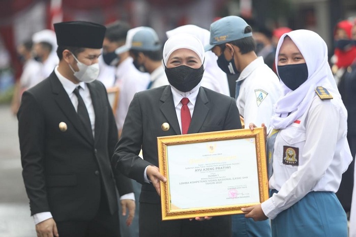 Capt: Gubernur Jatim Khofifah Indar Parawansa seusai upacara peringatan Hardiknas di Gedung Negara Grahadi, Surabaya, Minggu (2/5/2021).. SP/BYOB