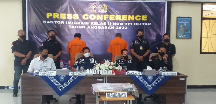 Jumpa pers di Aula kantor Imigrasi Blitar. SP/Hadi Lestariono