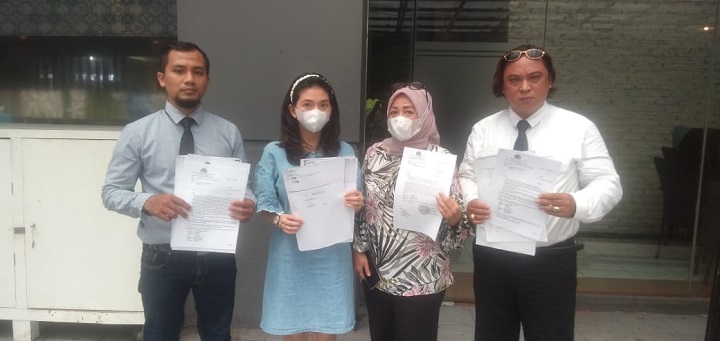 Korban bersama kuasa hukumnya usai melapor ke Polda Jatim. SP/Bayu