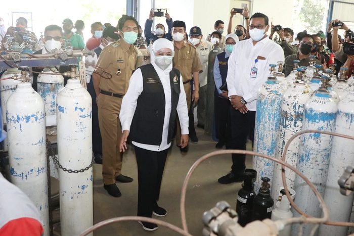 Gubernur Jawa Timur Khofifah Indar Parawansa saat mengunjungi PT Samator Gas Industri yang telah dijadikan hub di  Kabupaten Madiun, Senin (12/7/2021). SP/ARLANA