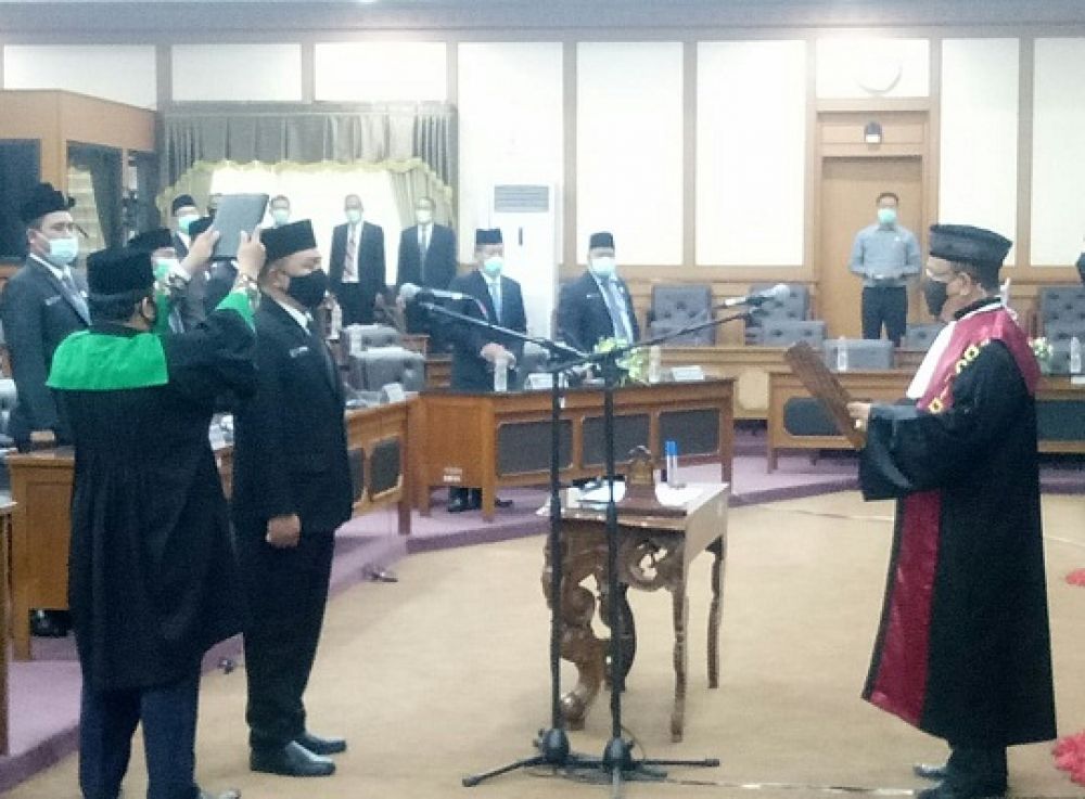 Ketua PN Gresik Fransiskus Arkadeus Ruwe SH MH saat mengambil sumpah dan janji Ketua DPRD H Muhammad Abdul Qodir SPd. SP/M.AIDID