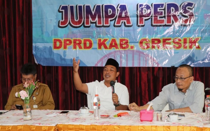 Ketua DPRD Gresik Much Abdul Qodir didampingi Wakil Ketua DPRD Achmad Nurhamim dan Sekwan Mukh Najikh saat menggelar jumpa pers. SP/Grs