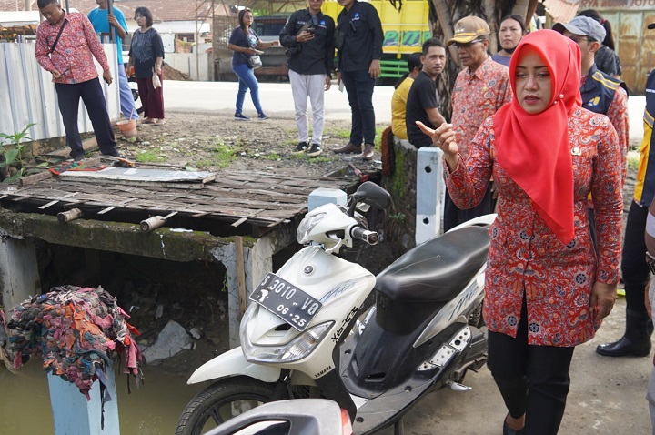 Bupati Mojokerto Ikfina Fahmawati meninjau langsung lokasi banjir yang melanda kawasan desa Jetis, Kecamatan Jetis, Kabupaten Mojokerto. SP/Dwy AS