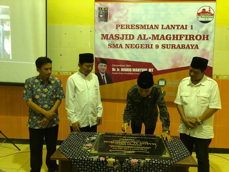 Kepala Dinas Pendidikan Jatim, Wahid Wahyudi, saat meresmikan masjid Al Magfiroh SMAN 9 Surabaya, Selasa (11/4/2023) malam. SP/ Lordna
