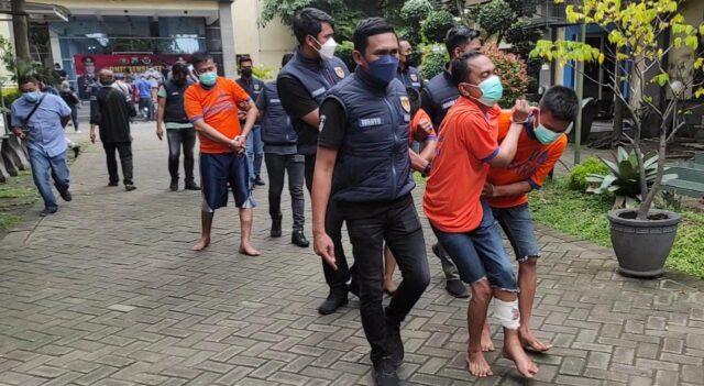 Tiga dari 5 pelaku perampasan uang nasab bank yang ditembak kakinya oleh polisi. 