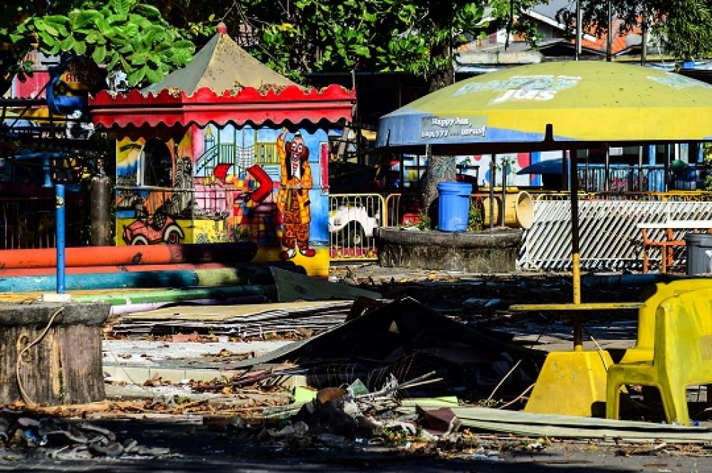 Wahana permainan yang masih berdiri belum terbongkar di kawasan Taman Remaja Surabaya, Surabaya, Jawa Timur, Senin (24/8).SP/Patrik Cahyo