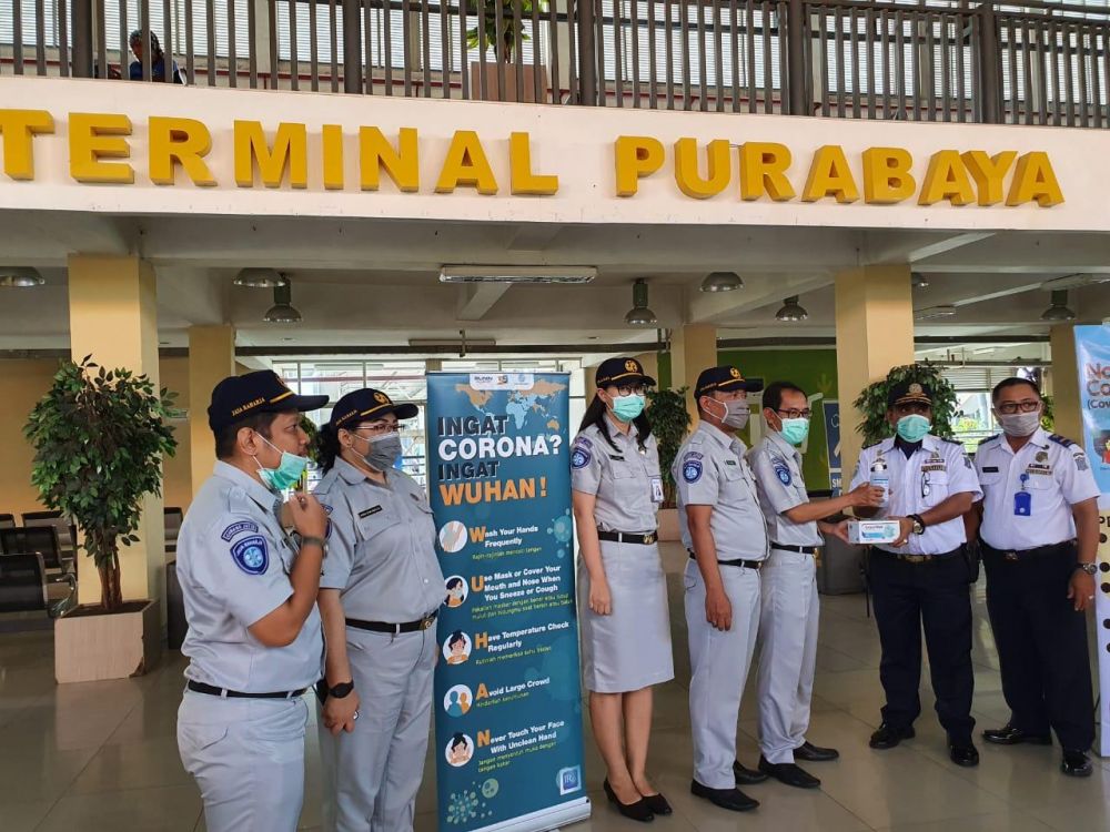 Pembagian Masker dan Hand Sanitizer oleh Jasa Raharja kepada perwakilan Terminal Bungurasih . SP/Kim