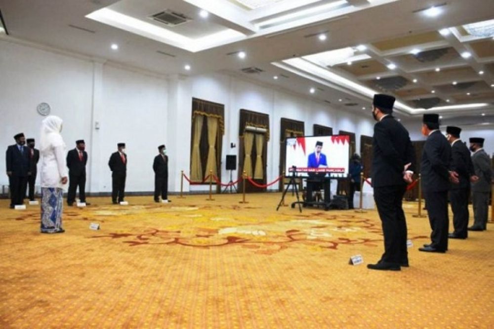 Gubernur Jawa Timur Khofifah Indar Parawansa mengikuti upacara virtual dalam rangka Hari Lahir Pancasila Ke-75 pada 1 Juni 2020 di Gedung Negara Grahadi di Surabaya, Senin (01/06/2020). SP/ANTARA