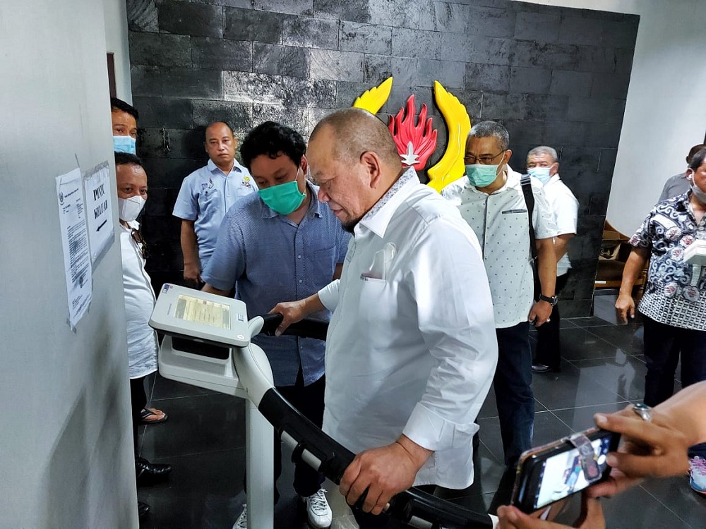 Ketua DPD RI La Nyalla mencoba alat ukur kesehatan saat mengunjungi KONI Jatim, Senin (12/10/2020).Sp/koni jatim