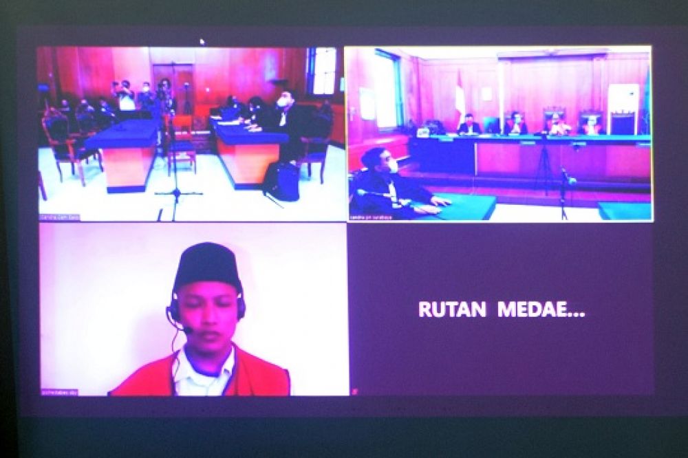 Sidang perkara pencurian 2 (dua) unit HP digelar secara online di Ruang Candra di PN Surabaya, Jawa Timur, Senin (27/7).SP/Patrik Cahyo   