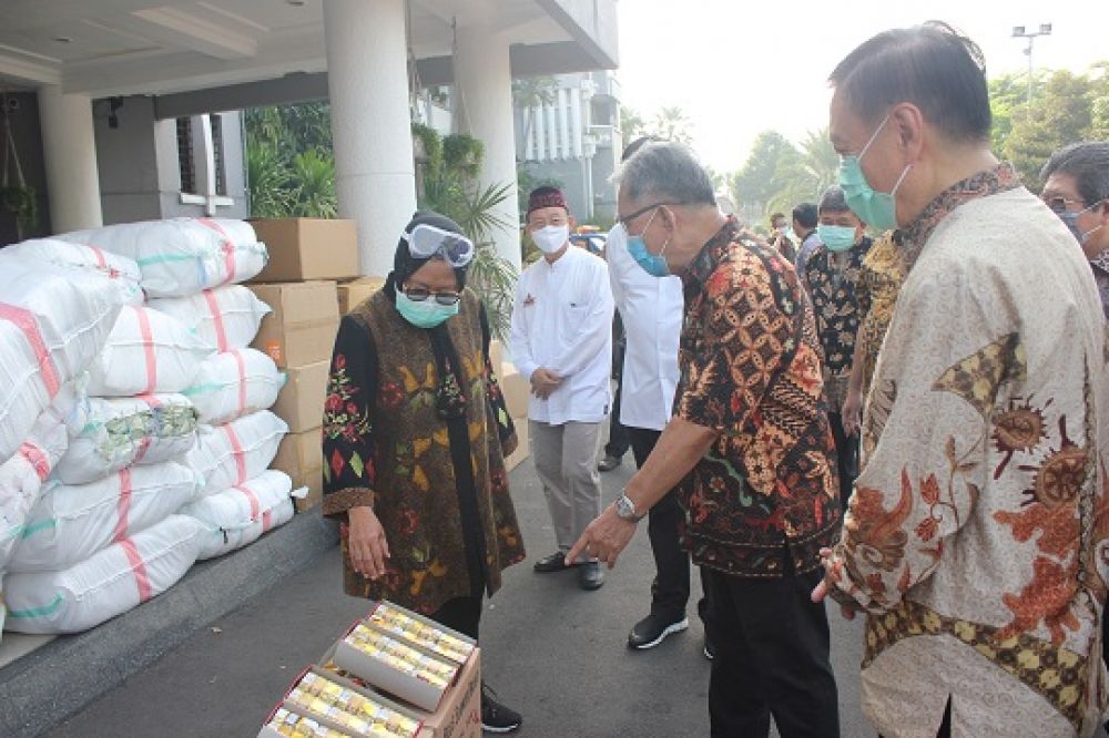Penyerahan bantuan dari  Masyarakat Tionghoa Surabaya kepada pemkot . SP/ALQ