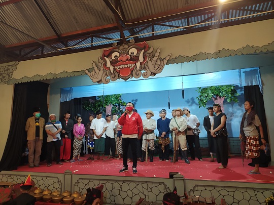 Pementasan Ludruk Sarip Tambak Oso yang dipentaskan di Komplek AJBS Surabaya oleh Komunitas The Luntas. Minggu (04/10/2020). SP/Byta Indrawati.