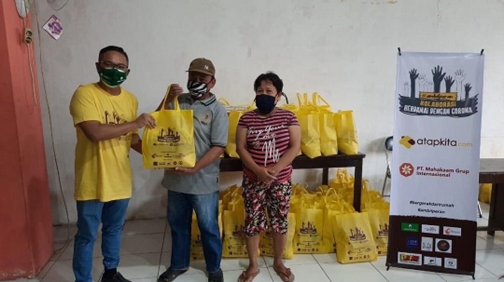 Penyerahan paket sembako untuk Warga Terdampak Covid-1.  SP/ALQ