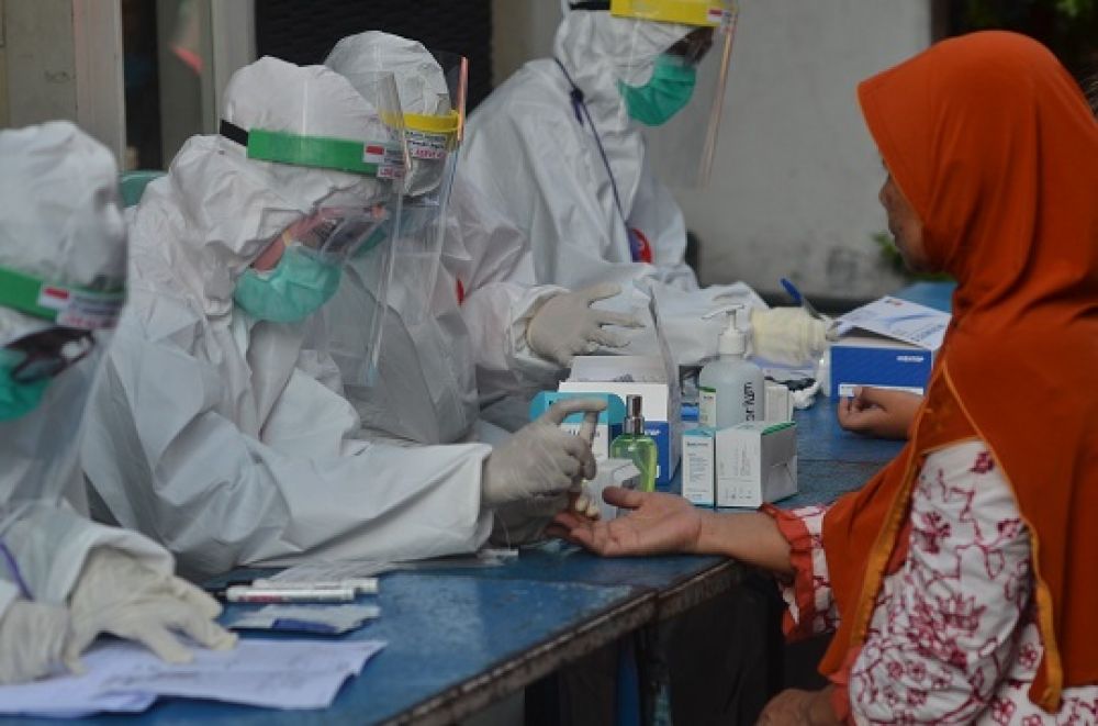 Ilustrasi Petugas Melakukan Rapid Test Kepada Warga.  SP/Arlana