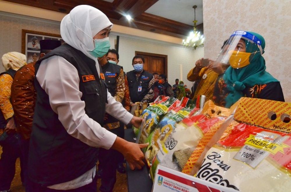 Gubernur Khofifah meninjau tenan UKM Pelaku Usaha Mikro Kecil dan Menengah di Gedung Negara Grahadi, Surabaya, Selasa (8/9/2020). Dalam kegiatan ini Khofifah juga melaunching Kredit Dana Bergulir dalam rangka pemulihan ekonomi Jawa Timur. Sp/Arlana