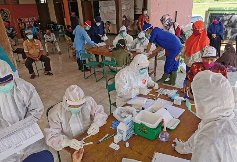  Petugas sedang melakukan rapid test kepada warga .SP/ADT