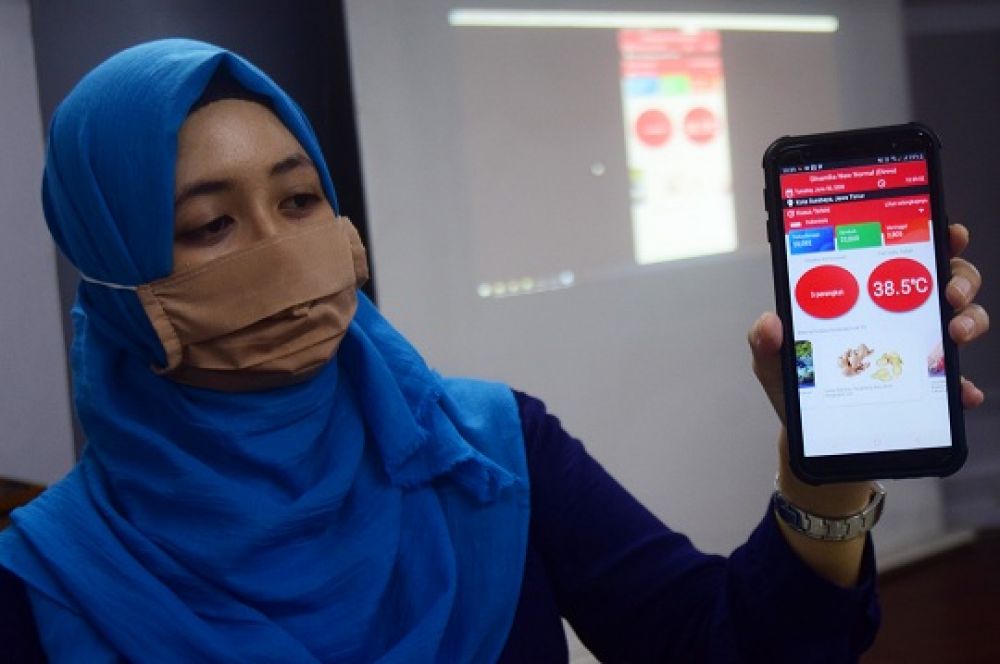 
Pradita Maulidya Effendi tim programer memaparkan aplikasi Dinamika New Normal (Dinno) di Kampus Universitas Dinamika, Surabaya, Jawa Timur, Selasa (30/6).sp/patrick