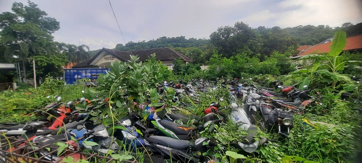 Ratusan motor yang berserakan di bawah rerimbunan pohon dibiarkan tidak terurus. SP/Grs