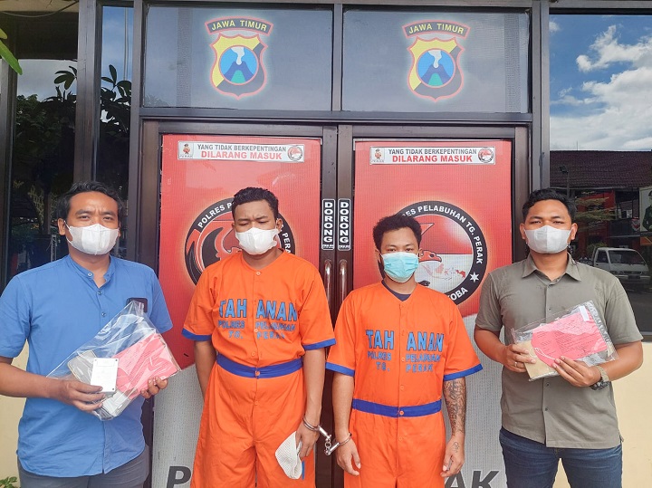 Para pelaku dan barang bukti saat diamankan polisi. SP/Ariandi