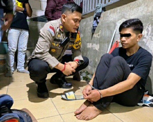 Petugas menanyai pelaku curnamor. SP/Ariandi