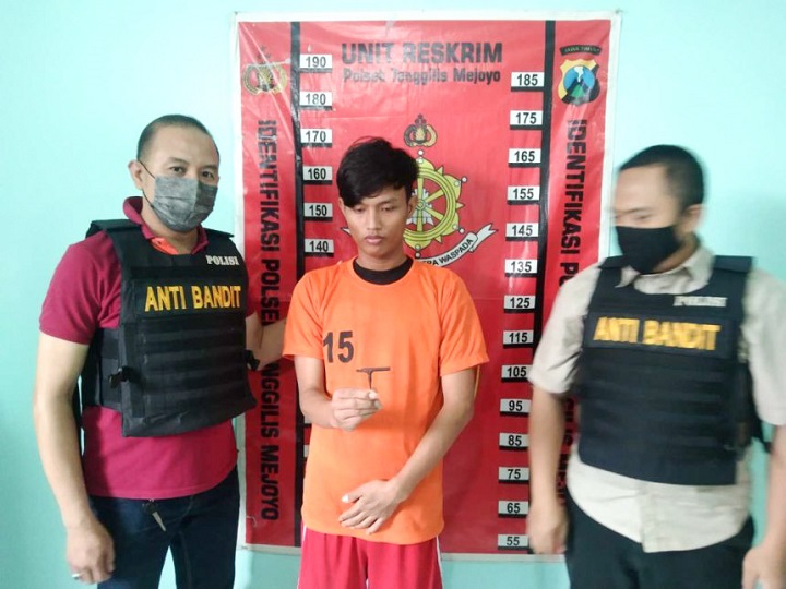 Pelaku saat diamankan polisi. SP/Ariandi