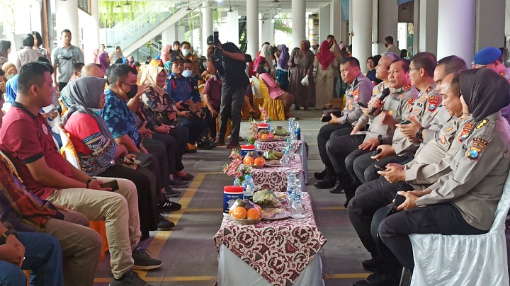Kegiatan Jum'at Curhat yang digelar di Sentra Ikan Bulak. SP/Ariandi