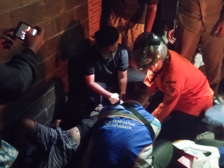 Petugas saat memberikan pertolongan pertama kepada pelaku jambret usai dihakimi massa. SP/Ariandi