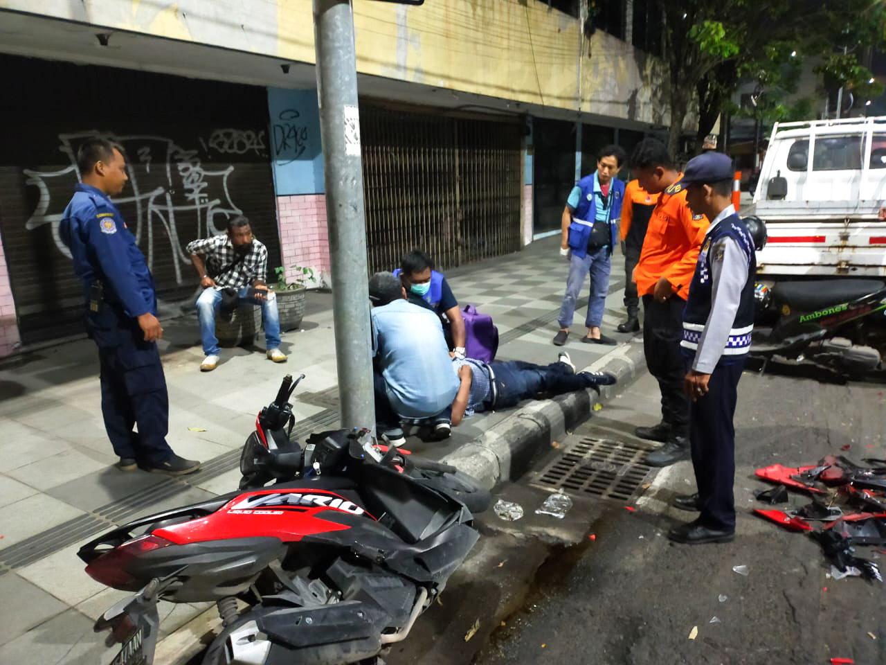 Petugas saat mengevakuasi jenazah korban. SP/Ari